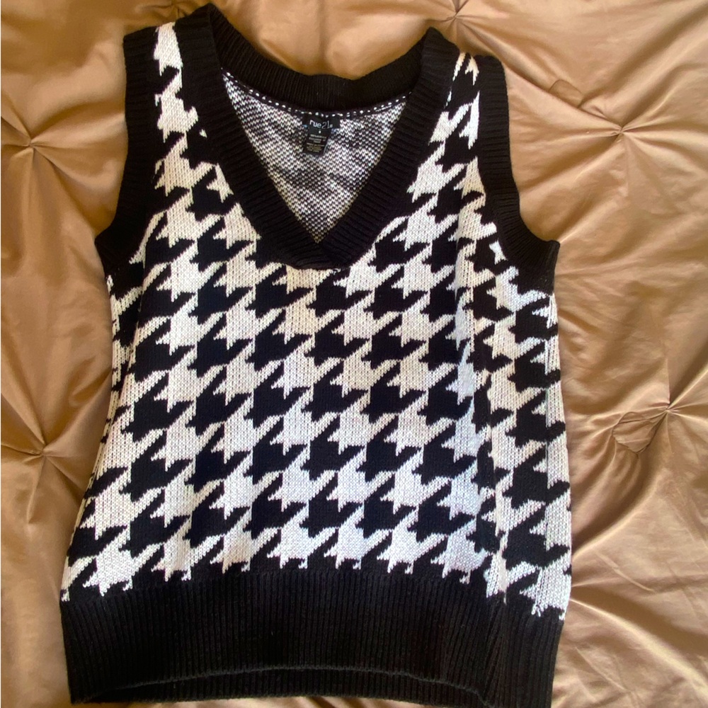 Black and white Rue21 patterned vest